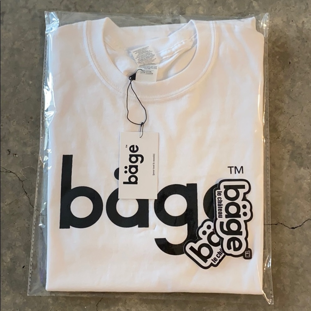 bäge white logo tee